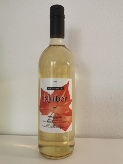 Rheinriesling Weinflasche weißer Hintergrund